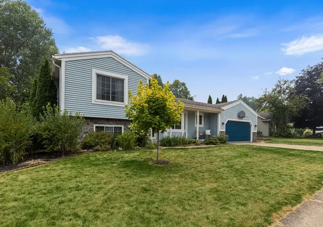 Photo 3 of Single family home for sale at 5410 Riverlook Dr Ne, Comstock Park, MI 49321 | MLS# 78080071336 | Listing updated on 2026-08-17