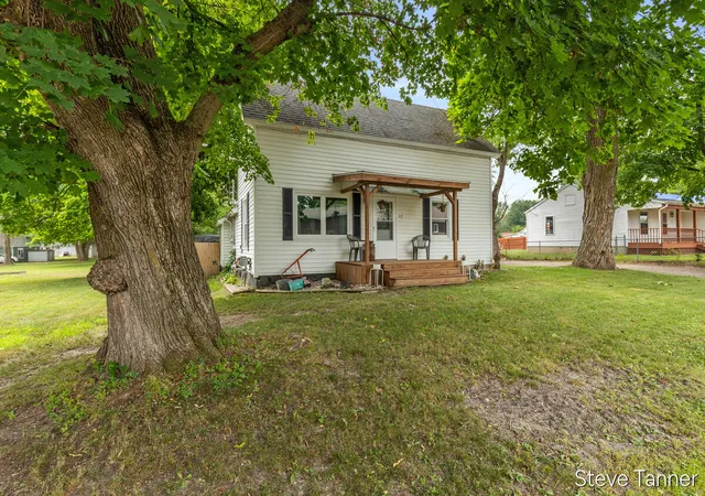 2nd image of 117 W Pine St, Edmore, MI 48829 | MLS# 65026037542