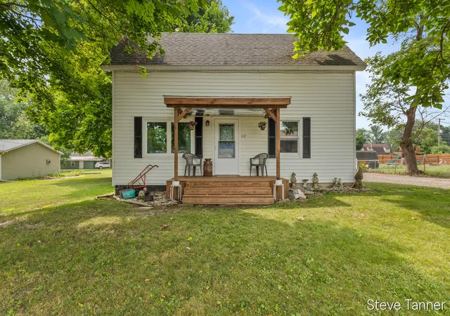 3rd image of 117 W Pine St, Edmore, MI 48829 | MLS# 65026037542
