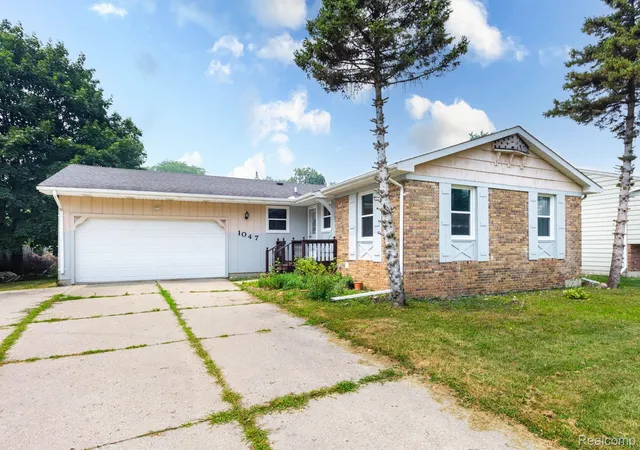 Photo 1 of Single family home for sale at 1047 Coolidge Rd, Lansing, MI 48912 | MLS# 20261056608 | Listing updated on 2026-07-22