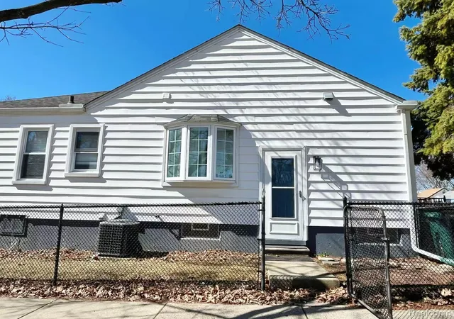 Photo 3 of Single family home for sale at 3303 Chester Rd, Royal Oak, MI 48073 | MLS# 20261056620 | Listing updated on 2026-09-09