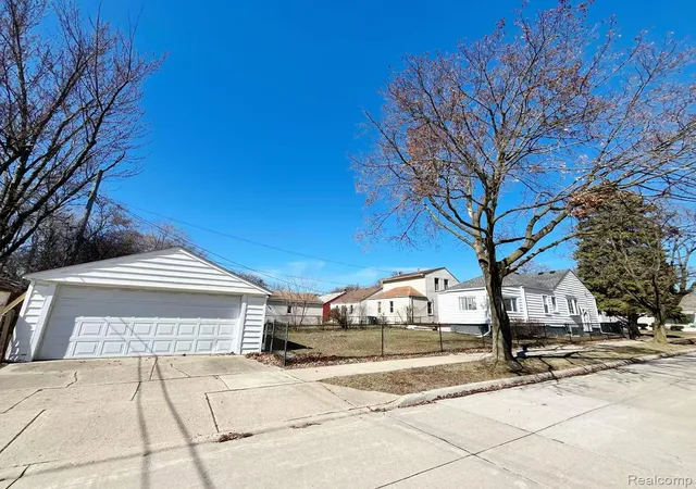 Photo 4 of Single family home for sale at 3303 Chester Rd, Royal Oak, MI 48073 | MLS# 20261056620 | Listing updated on 2026-09-09