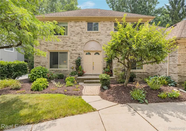 Photo 1 of Single family home for sale at 33615 Heritage Hills Dr, Farmington Hills, MI 48331 | MLS# 20261056639 | Listing updated on 2026-08-04