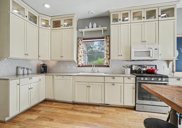 Photo 5 of Single family home for sale at 312 E 16th Street, Holland, MI 49423 | MLS# 71026037574 | Listing updated on 2026-08-18