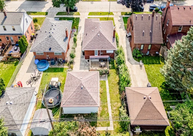Photo 3 of Single family home for sale at 2910 Parkwood St, Trenton, MI 48183 | MLS# 81026037576 | Listing updated on 2026-08-31