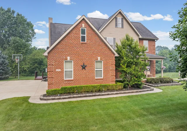 Photo 3 of Single family home for sale at 20903 Oak Tree Dr, South Lyon, MI 48178 | MLS# 81026037579 | Listing updated on 2026-09-03