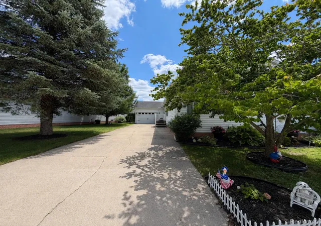 Photo 4 of Single family home for sale at 551 Twin Lakes Dr, Smiths Creek, MI 48074 | MLS# 20261056677 | Listing updated on 2026-07-26