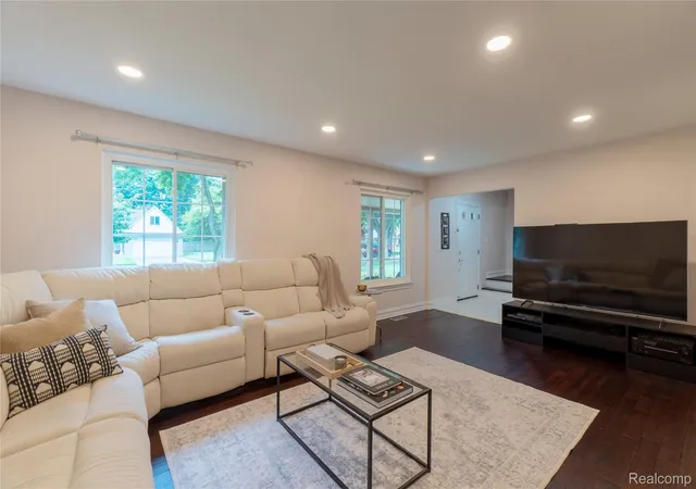 4th image of 2032 Kristin Dr, Troy, MI 48084 | MLS# 20261056699