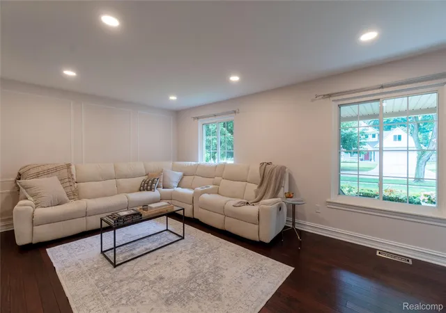 5th image of 2032 Kristin Dr, Troy, MI 48084 | MLS# 20261056699