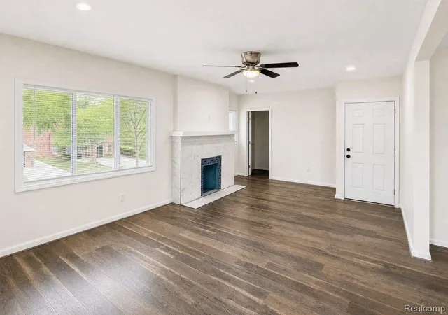 Listing Photo 4 - Condo for sale in building located at 5081-5083 Buckingham Ave, Detroit, MI 48224