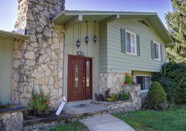 Photo 1 of Single family home for sale at 1817 S Walmont Rd, Jackson, MI 49203 | MLS# 55026037607 | Listing updated on 2026-09-17