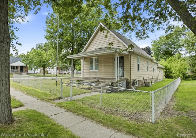 Photo 2 of Single family home for sale at 1429 Division St, Port Huron, MI 48060 | MLS# 20261056723 | Listing updated on 2026-08-30