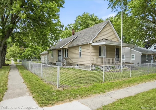 Photo 3 of Single family home for sale at 1429 Division St, Port Huron, MI 48060 | MLS# 20261056723 | Listing updated on 2026-08-30