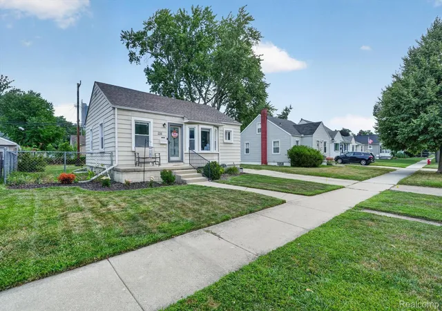 Photo 1 of Sale Pending at 298 W Tacoma St, Clawson, MI 48017 | MLS# 20261056737 | Listing updated on 2026-08-17