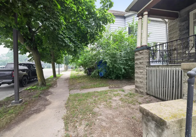 Photo 2 of Single family home for sale at 909 N Johnson St, Bay City, MI 48708 | MLS# 69026037634 | Listing updated on 2026-09-11