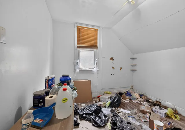 Photo 4 of Single family home for sale at 909 N Johnson St, Bay City, MI 48708 | MLS# 69026037634 | Listing updated on 2026-09-11