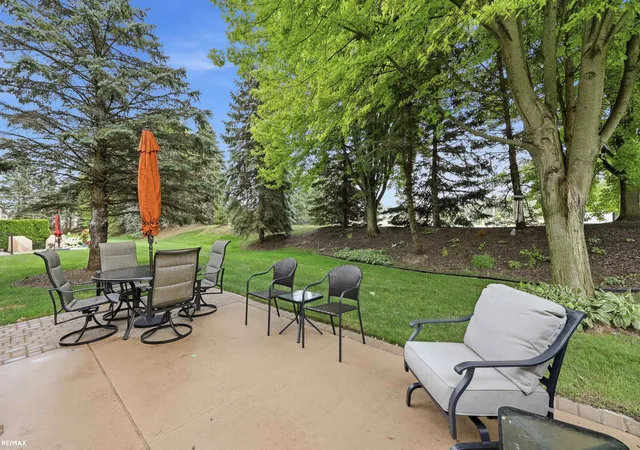 Listing Photo 2 - Condo for sale in building located at 2660 Ridgecrest Dr, Shelby Township, MI 48316 - Unit #