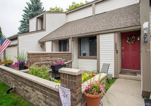 Listing Photo 2 - Condo for sale in building located at 122 Conda Ln, Oxford, MI 48371