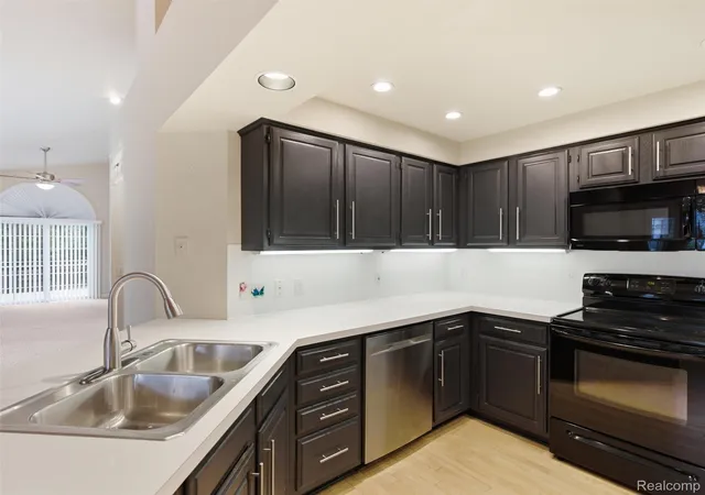 Listing Photo 5 - Condo for sale in building located at 6346 Squire Lake Dr, Flushing, MI 48433