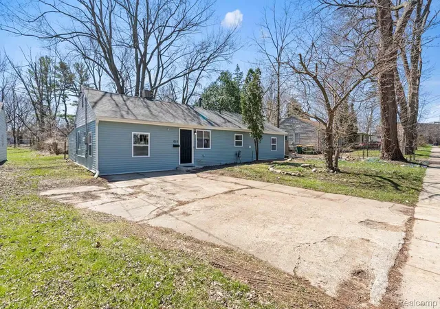 2nd image of 615 W Hodge Ave, Lansing, MI 48910 | MLS# 20261056781