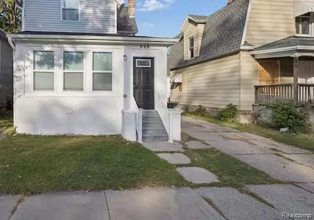 3rd image of 909 N Pine St, Lansing, MI 48906 | MLS# 20261056790