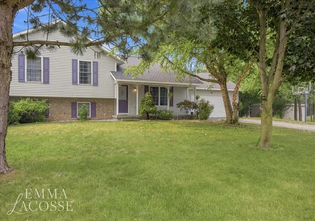 Photo 2 of Single family home for sale at 3560 Rush Crk Dr, Hudsonville, MI 49426 | MLS# 65026037643 | Listing updated on 2026-09-16