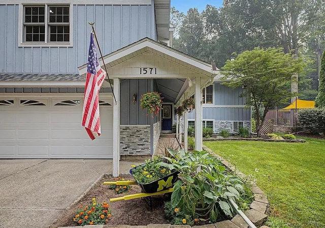Photo 2 of Single family home for sale at 1571 Waukazoo Dr, Holland, MI 49424 | MLS# 58050215783 | Listing updated on 2026-08-03