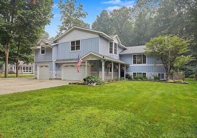 Photo 3 of Single family home for sale at 1571 Waukazoo Dr, Holland, MI 49424 | MLS# 58050215783 | Listing updated on 2026-08-03