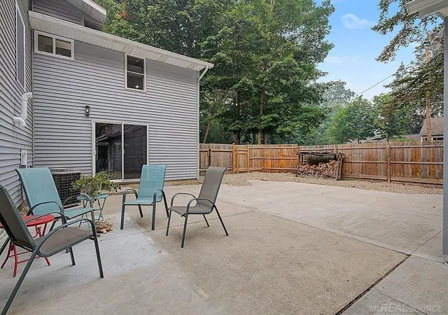 Photo 4 of Single family home for sale at 1571 Waukazoo Dr, Holland, MI 49424 | MLS# 58050215783 | Listing updated on 2026-08-03