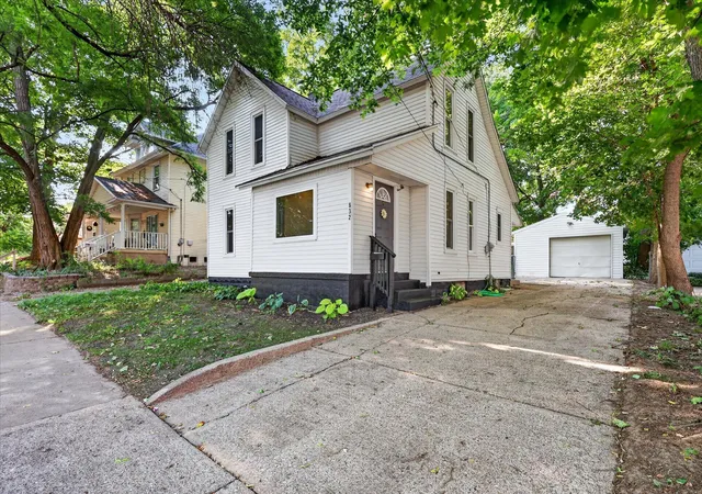 1st image of 832 Thomas St Se, Grand Rapids, MI 49506 | MLS# 65026037651
