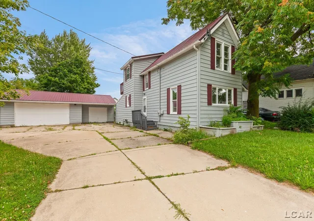 Photo 2 of Single family home for sale at 124 Bent Oak Ave, Adrian, MI 49221 | MLS# 56050215791 | Listing updated on 2026-07-22