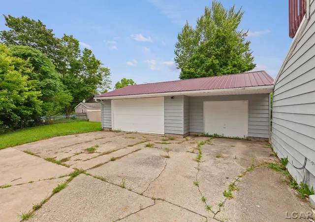 Photo 3 of Single family home for sale at 124 Bent Oak Ave, Adrian, MI 49221 | MLS# 56050215791 | Listing updated on 2026-07-22