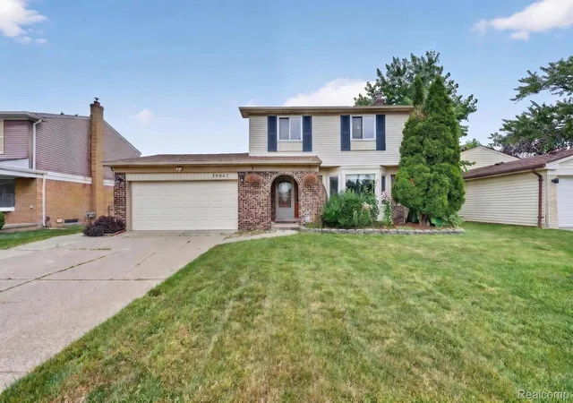 Photo 4 of Single family home for sale at 39062 Hyland Dr, Sterling Heights, MI 48310 | MLS# 20261056832 | Listing updated on 2026-09-21