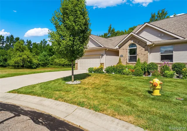 Listing Photo 4 - Condo for sale in building located at 5429 Pintail Ct, Burton, MI 48509