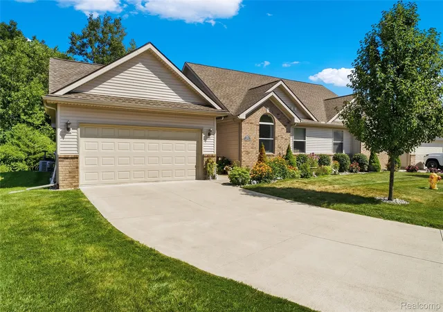 Listing Photo 5 - Condo for sale in building located at 5429 Pintail Ct, Burton, MI 48509