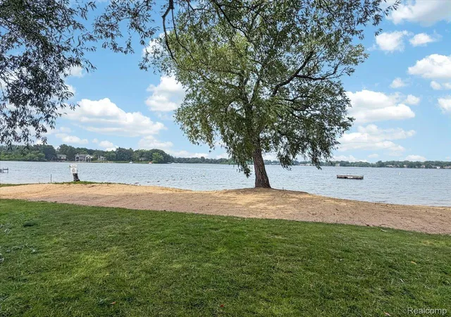 Listing Photo 2 - Condo for sale in building located at 2818 Willow Ct, Lake Orion, MI 48360