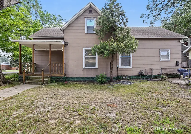 Photo 3 of Single family home for sale at 447 W Southern Ave, Muskegon, MI 49441 | MLS# 71026037697 | Listing updated on 2026-08-31