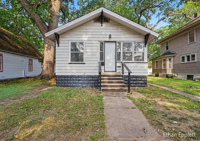 2nd image of 2825 7th St, Muskegon, MI 49444 | MLS# 71026037696