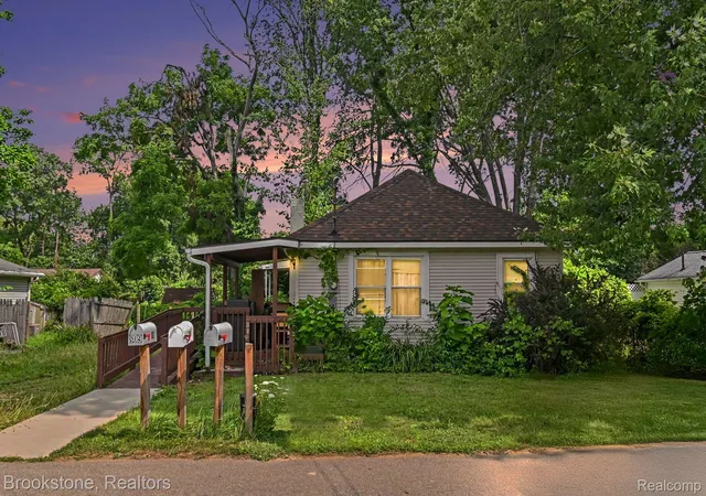 Photo 1 of Single family home for sale at 808 Emmett Ave, Jackson, MI 49203 | MLS# 20261056960 | Listing updated on 2026-09-14