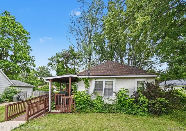 Photo 3 of Single family home for sale at 808 Emmett Ave, Jackson, MI 49203 | MLS# 20261056960 | Listing updated on 2026-09-14