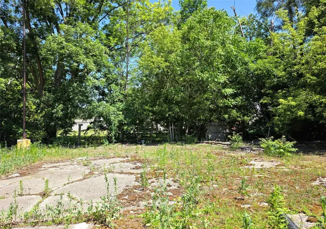 Photo 3 of Single family home for sale at 3106 W Pierson Rd, Flint, MI 48504 | MLS# 20261056963 | Listing updated on 2026-07-23