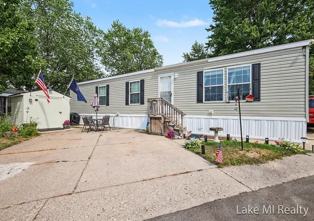 1st image of 4572 Toronto Ave Sw, Wyoming, MI 49519 | MLS# 65026037752