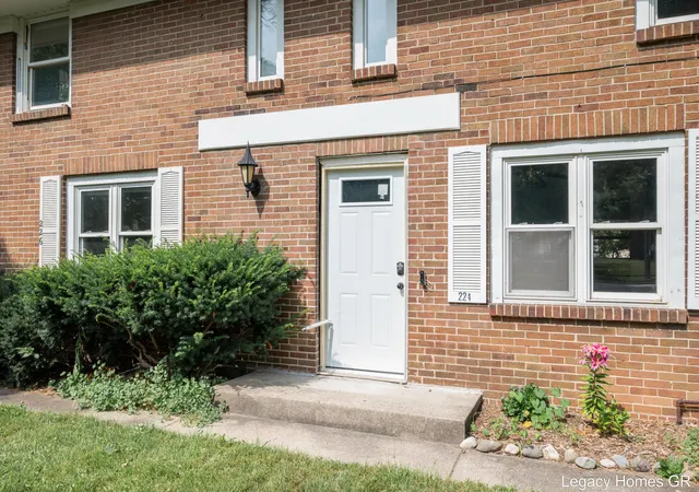 Listing Photo 3 - Condo for sale in building located at 224-226 Maple St, Kalamazoo, MI 49004
