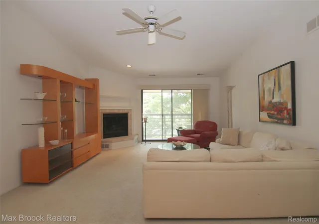 Listing Photo 4 - Condo for sale in building located at 30594 Orch Lake Rd, Farmington Hills, MI 48334 - Unit #50