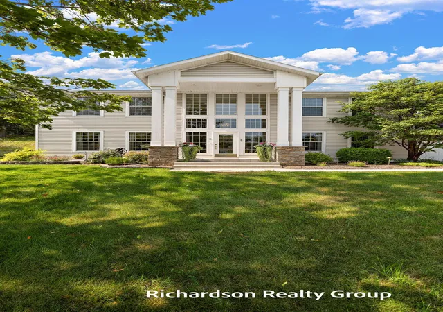 3rd image of 18657 Sioux Dr, Spring Lake, MI 49456 | MLS# 71026037799
