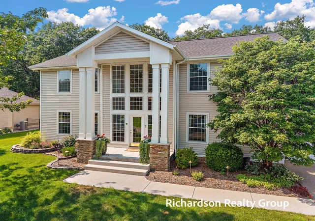 4th image of 18657 Sioux Dr, Spring Lake, MI 49456 | MLS# 71026037799