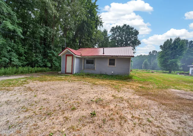 Photo 3 of Single family home for sale at 3065 Black Crk Rd, Muskegon, MI 49444 | MLS# 71026037809 | Listing updated on 2026-08-26