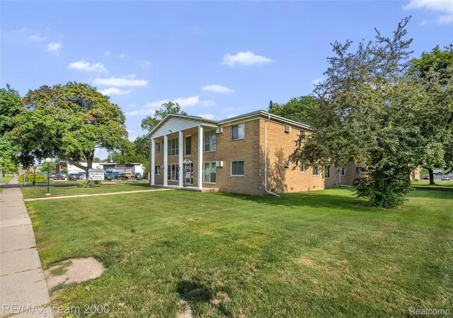 Listing Photo 2 - Condo for sale in building located at 26305 W 7 Mile Rd, Wayne, MI 48240 - Unit #101