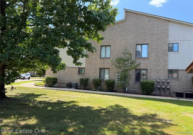 Listing Photo 2 - Condo for sale in building located at 34790 W 8 Mile Rd, Farmington Hills, MI 48335 - Unit #8