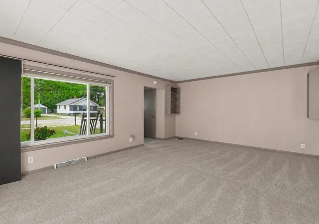 Photo 4 of Single family home for sale at 580 West St, Muskegon, MI 49442 | MLS# 65026037840 | Listing updated on 2026-09-10